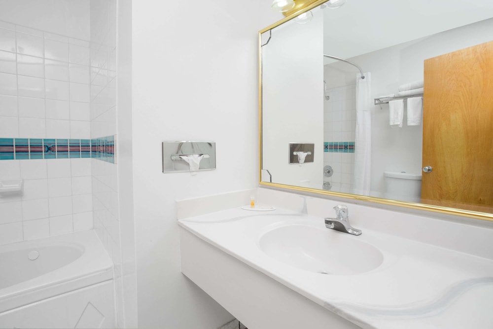 Days Inn & Suites by Wyndham Red Rock-Gallup 5/20
