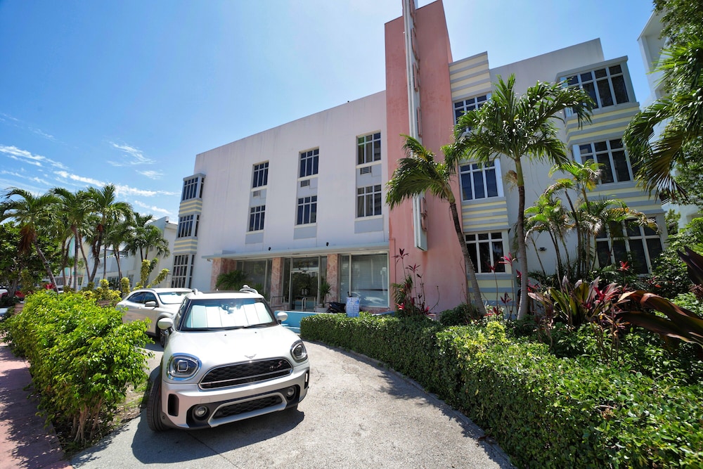 Tropics Hotel And Hostels 41/49