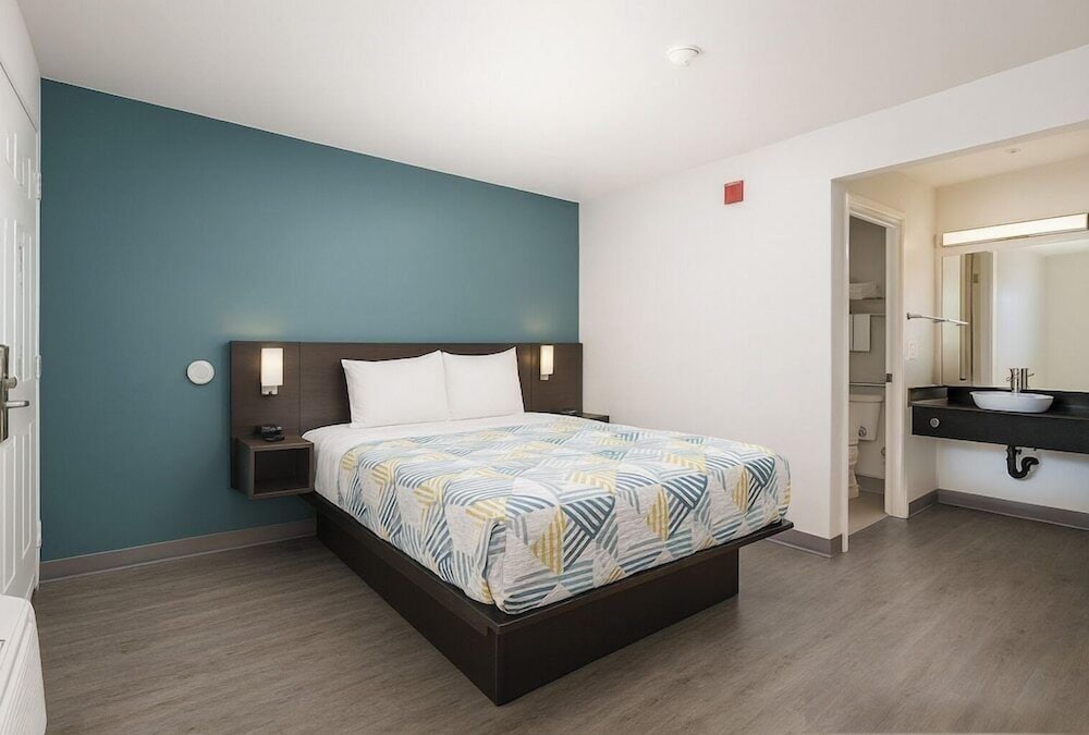 Motel6 Westminster, CA - North 28/60