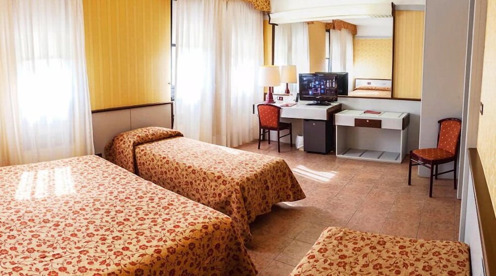 Maxim Hotel 12/70