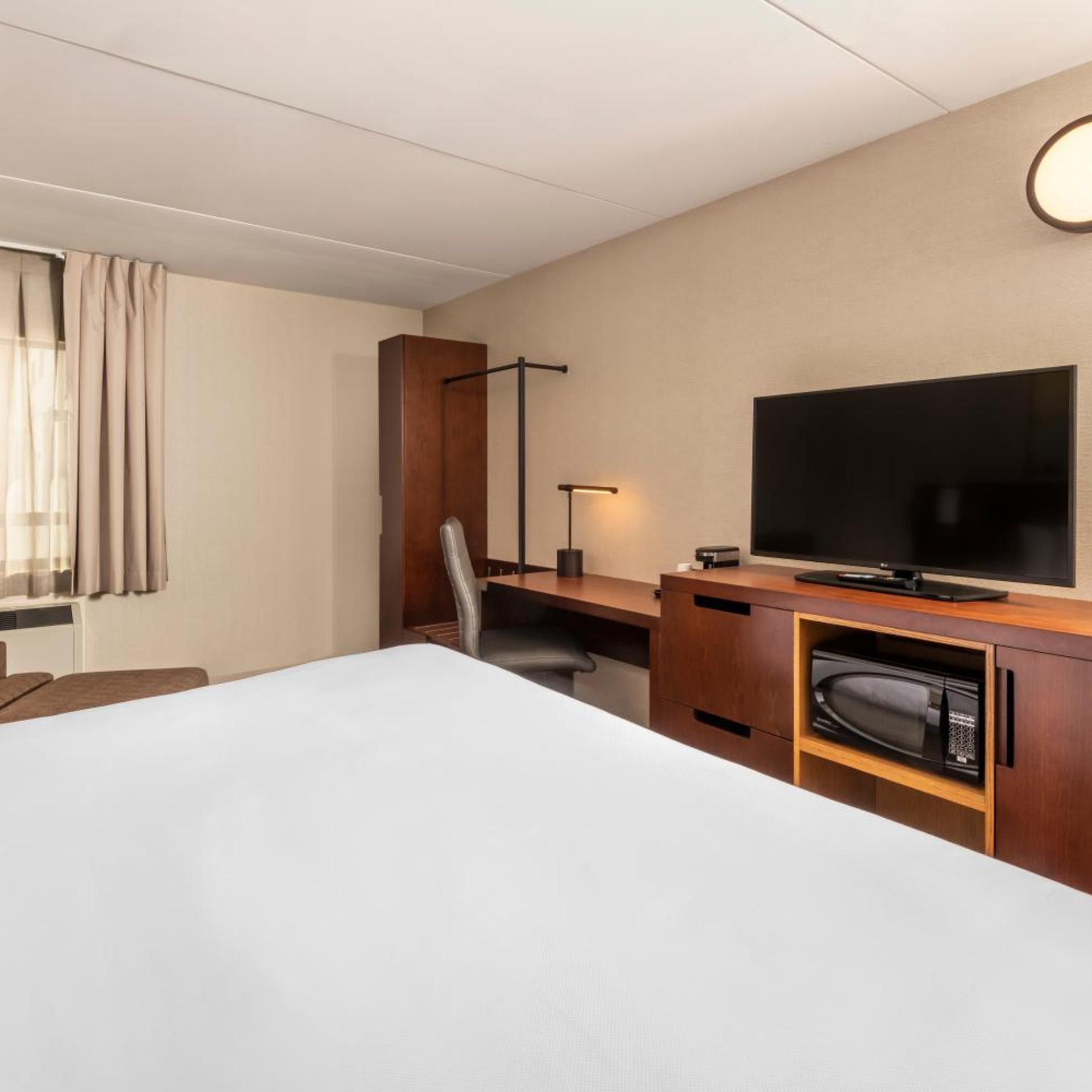غرفة ثلاثية مع أريكة في طابق مرتفع، Comfort Inn Kenora, ON 3/6