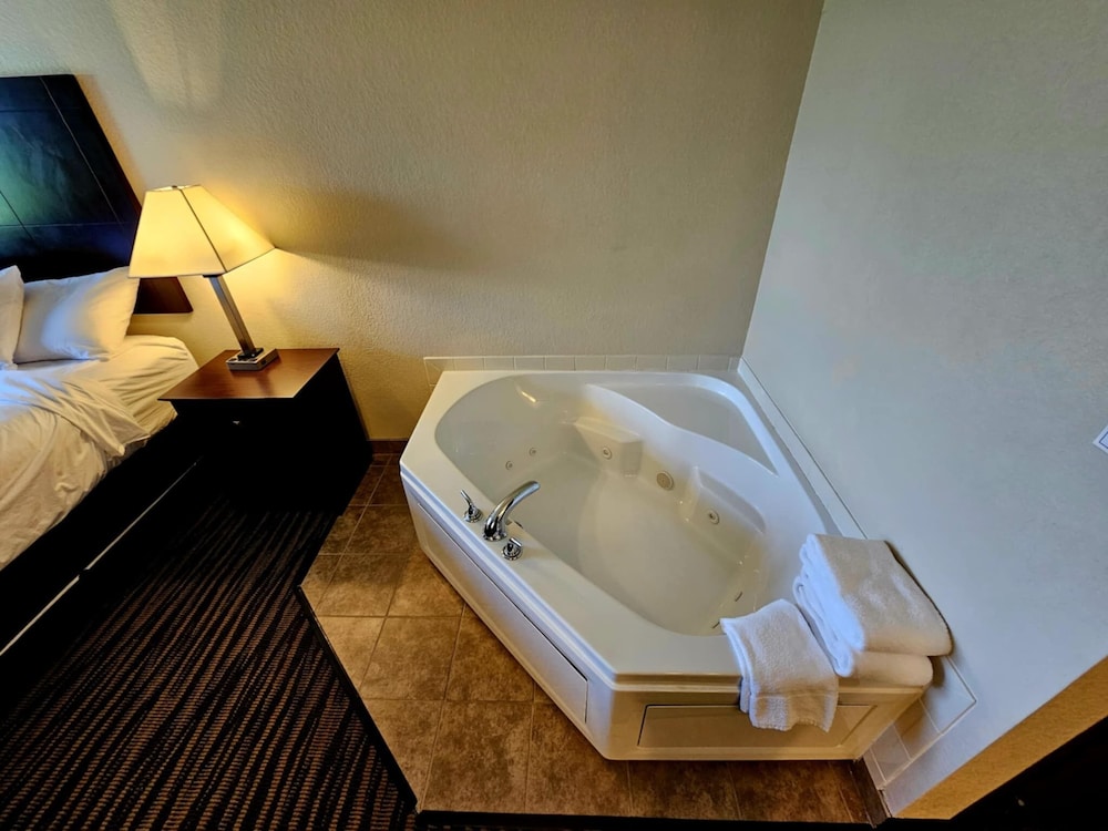 جناح بسرير كينج مع أريكة بحوض جاكوزي، Cobblestone Inn and Suites Maryville 9/10