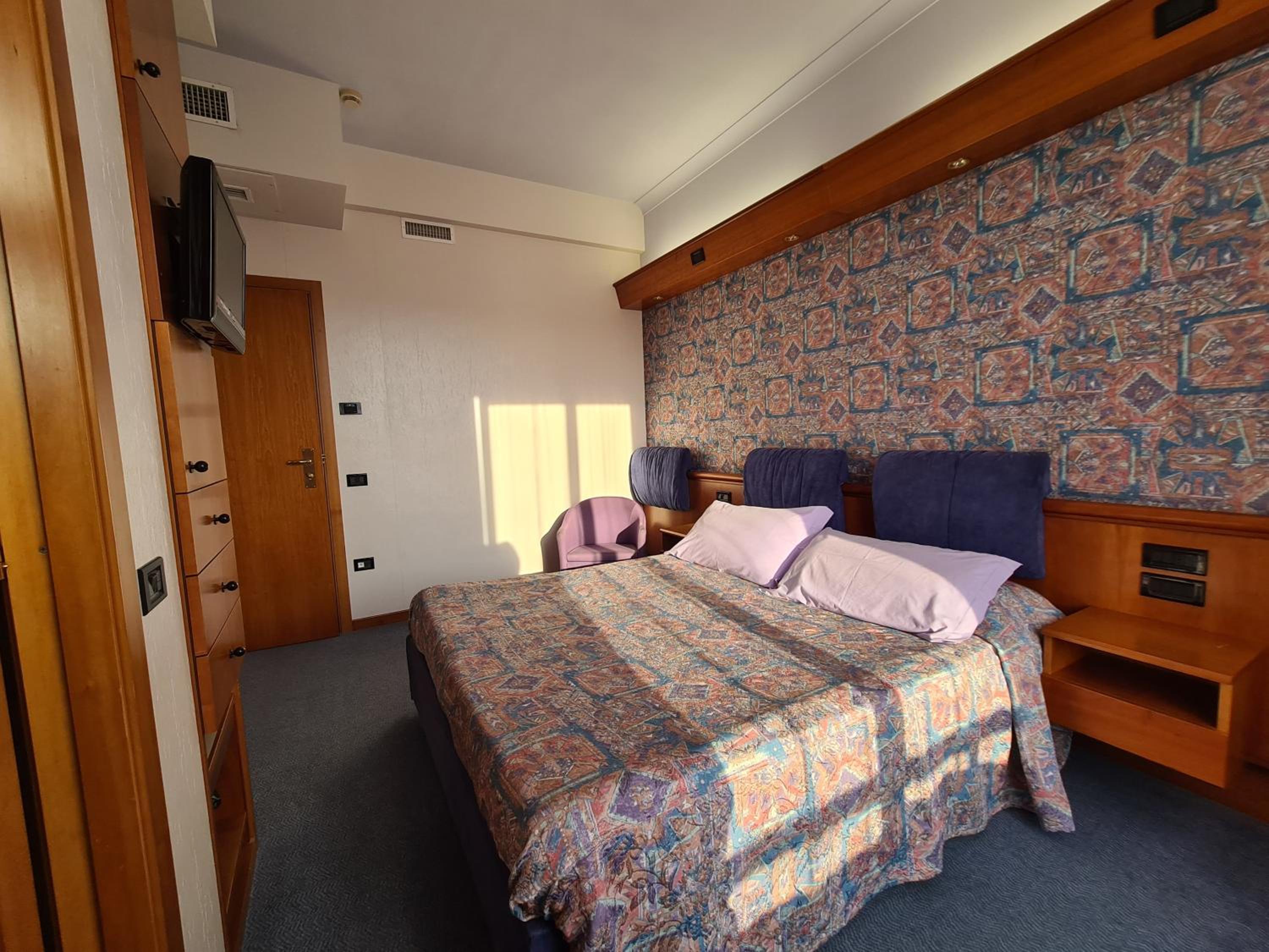 Room, Double or Twin Bed