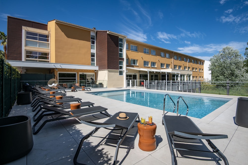 swimming pool spa