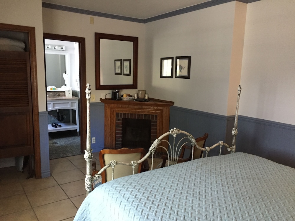 Garden, King Bed
