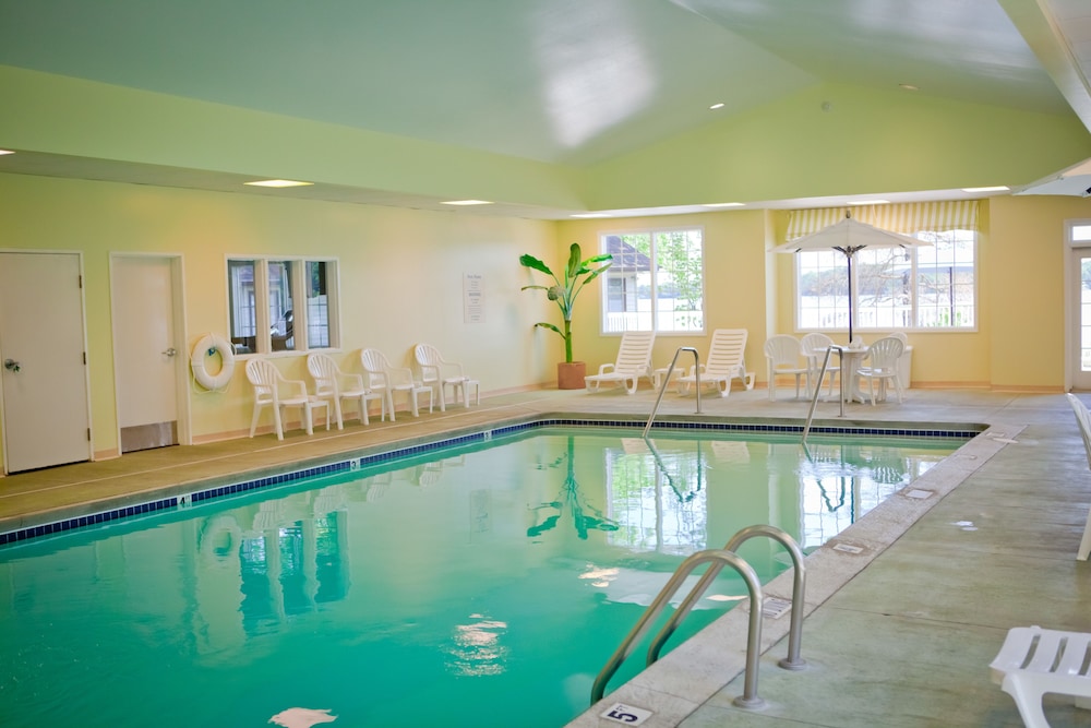 Bay Pointe Inn 25/50