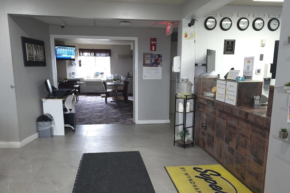 Super 8 by Wyndham Swift Current 26/46
