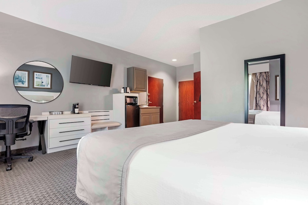 غرفة قياسية بسرير كينج لذوي الإعاقة، Best Western Plus Two Rivers Hotel & Suites 2/3