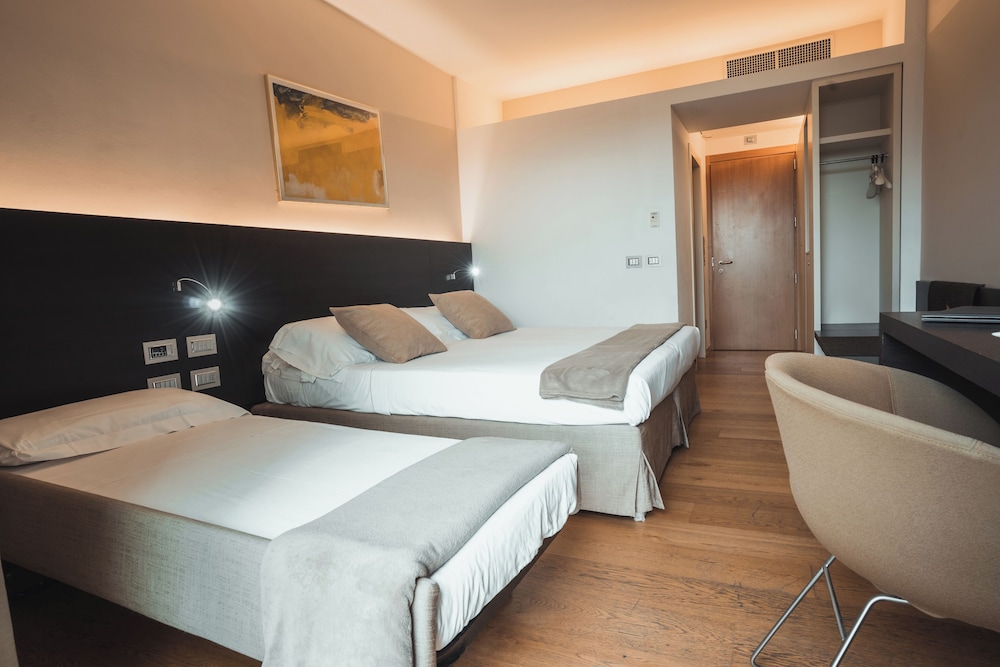 ROOM, TRIPLE