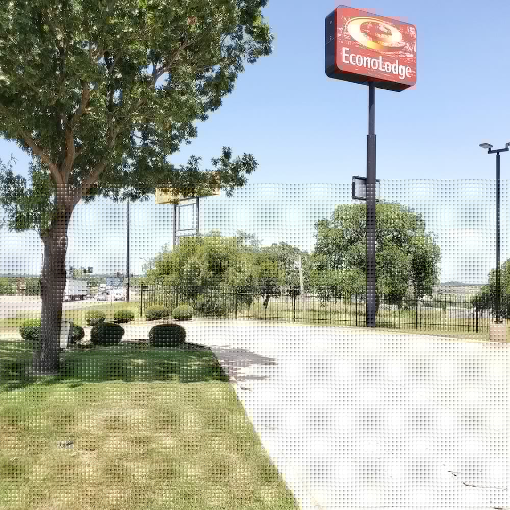 Econo Lodge Weatherford 4/33