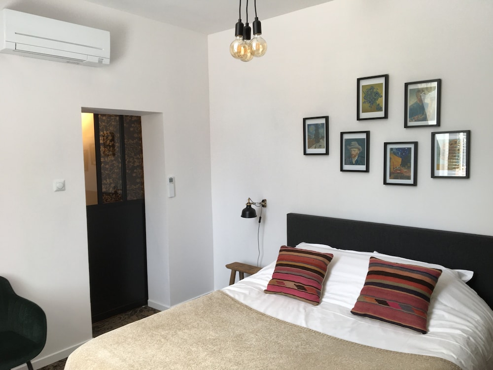 Boutique Hotel B&B Fleurie، بورجيز 11/50