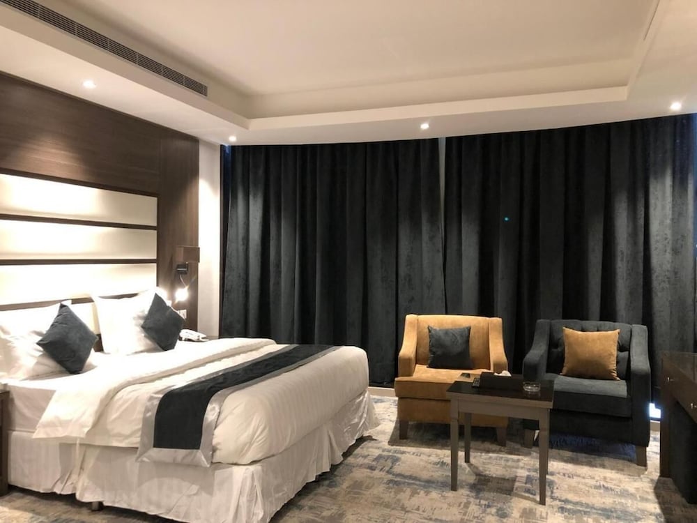 جناح ديلوكس بسرير كينج بإطلالة على المدينة بغرفة نوم واحدة مع أريكة، Asal Al Hamra Hotel Jeddah 2/5