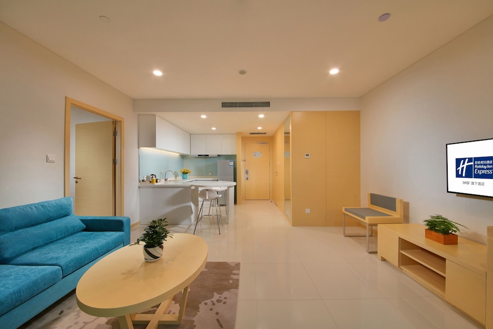 HOLIDAY INN EXPRESS LUOYANG YICHUAN 28/56