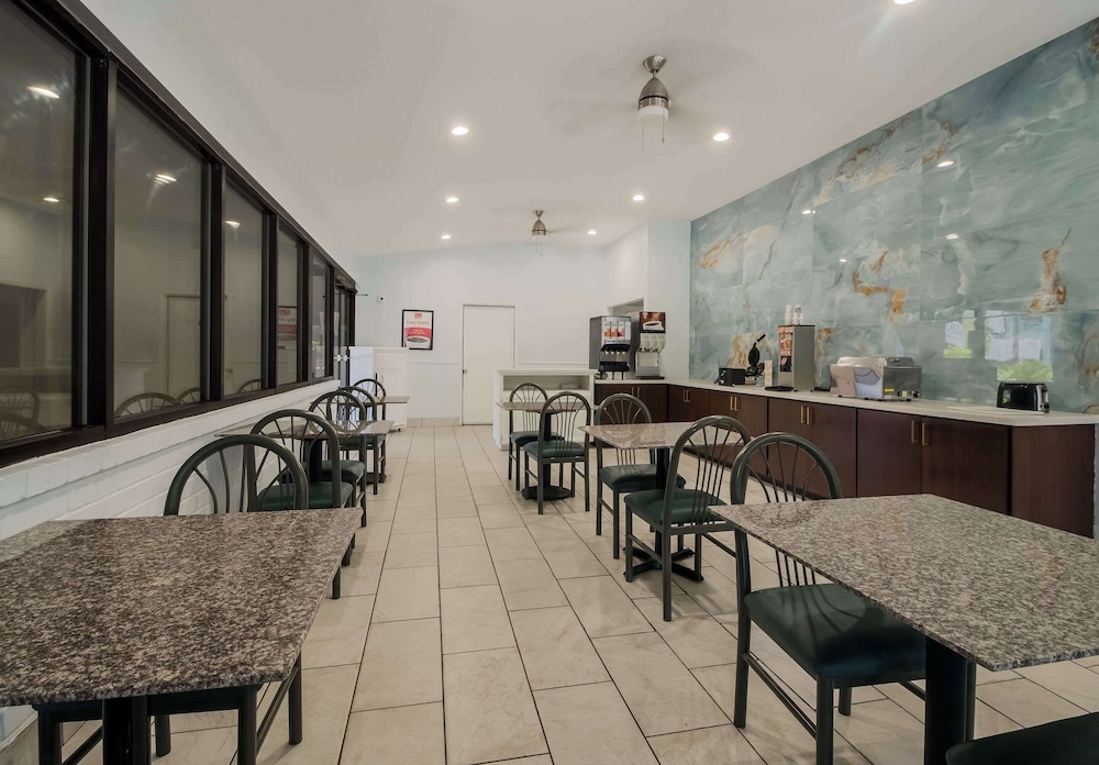 Econo Lodge Inn & Suites Fulton Rockport 23/41