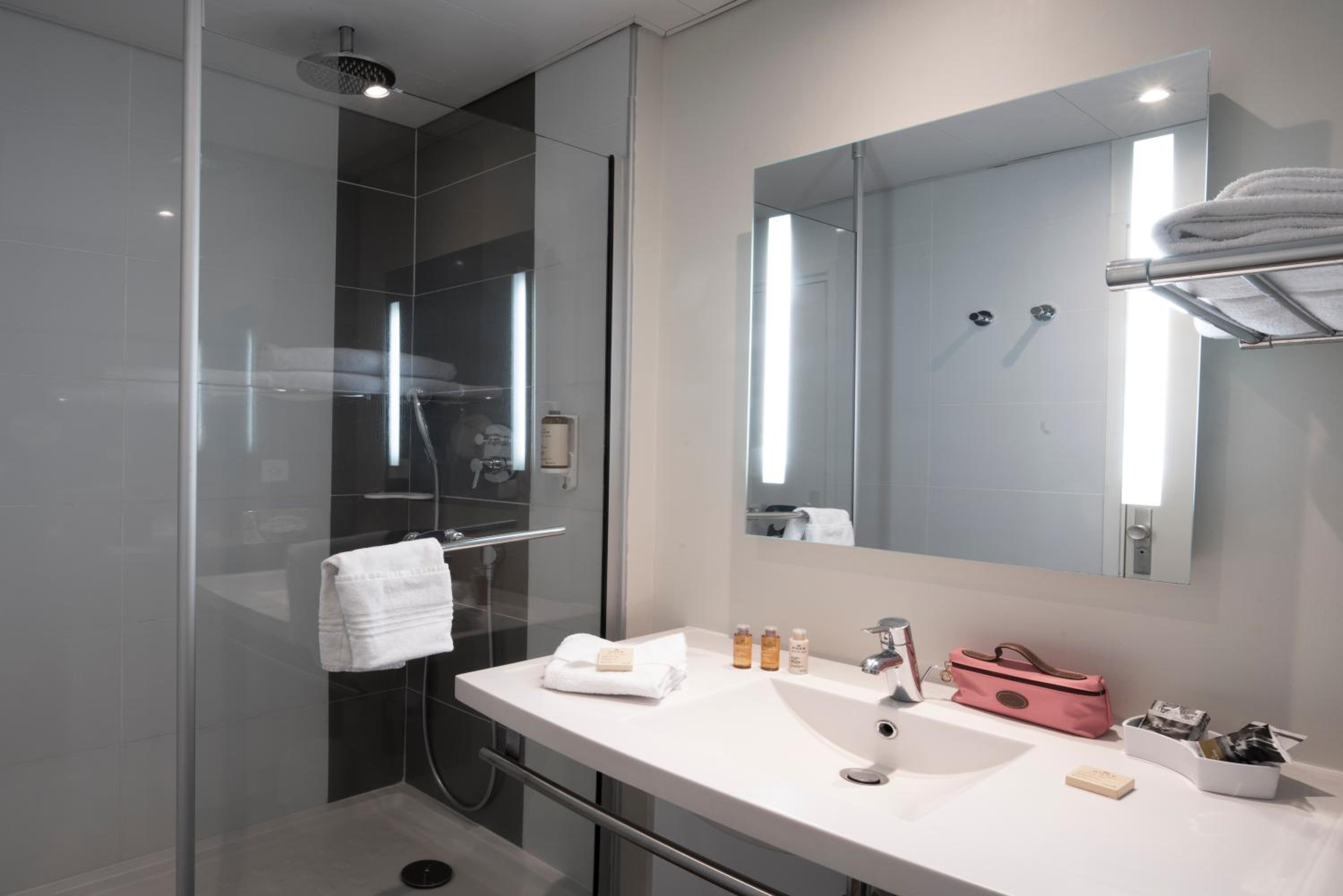 Adjoining, Mercure Lille Aeroport 4/5