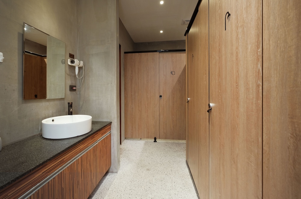 JOURNEY HOSTEL 66/68