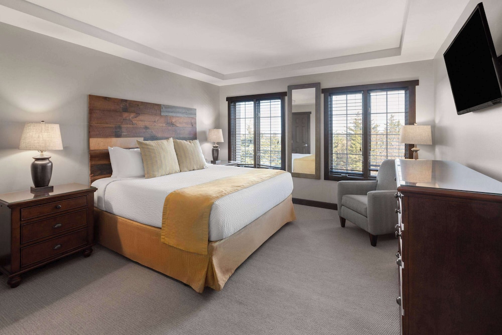 Loft, Suite, 1 King and 2 Queen Beds, Slope View, Sofa, Pet Friendly، Corduroy Inn and Lodge, Trademark Collection by Wyndham 3/5