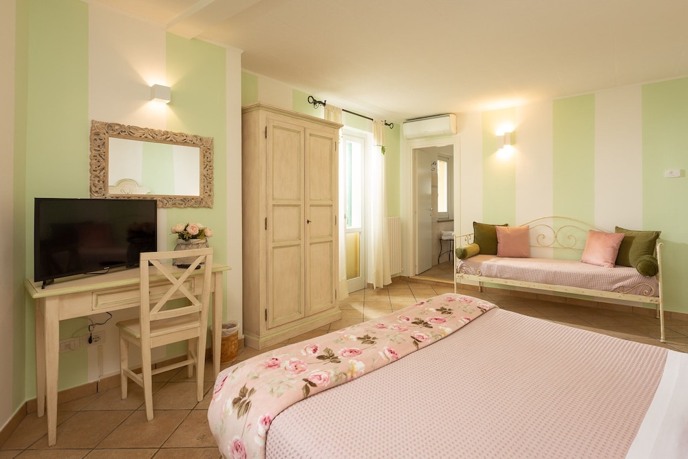 ROOM, TRIPLE, GARDEN VIEW