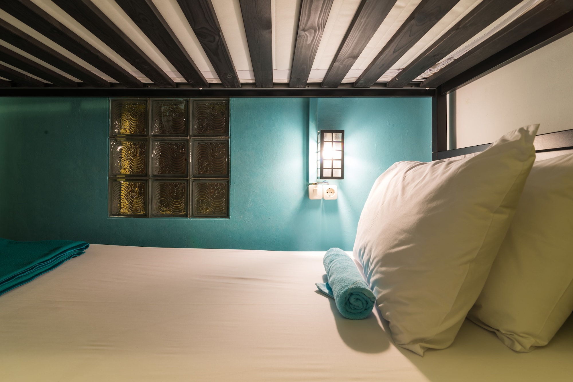 ECONOMY, TWIN BEDS, SHARED BATHROOM