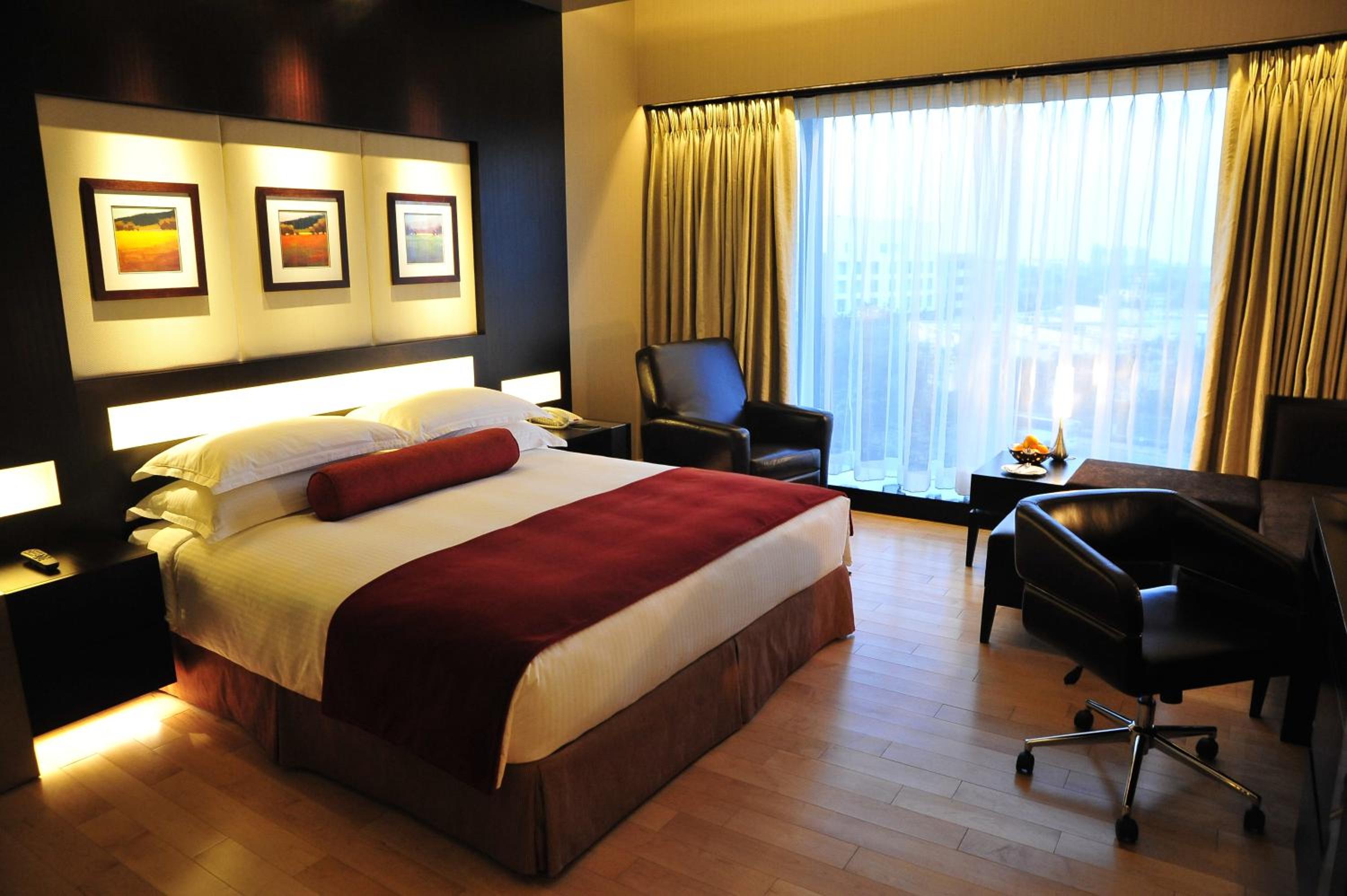 Club, King Bed, Laundry, Lounge Access