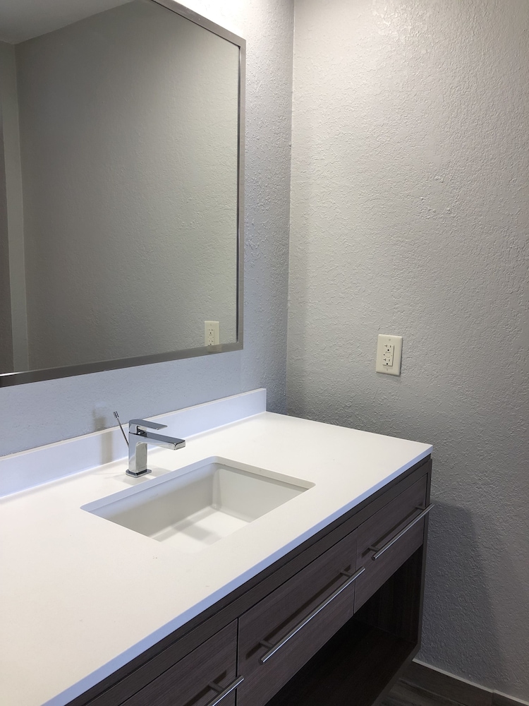All Seasons Inn & Suites 24/41