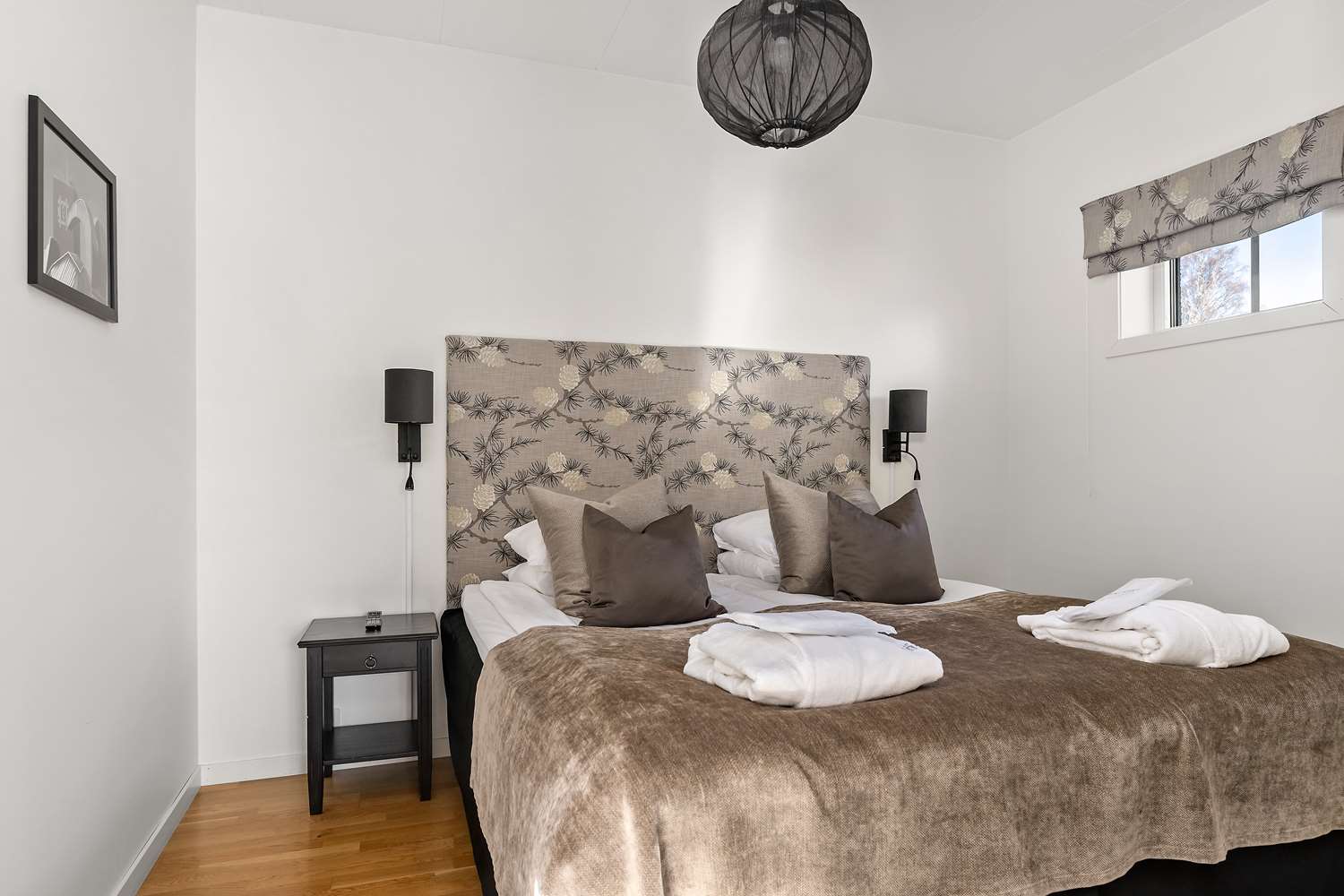 Petite, Suite, King Bed, Living Area, Sauna, Hot Tub