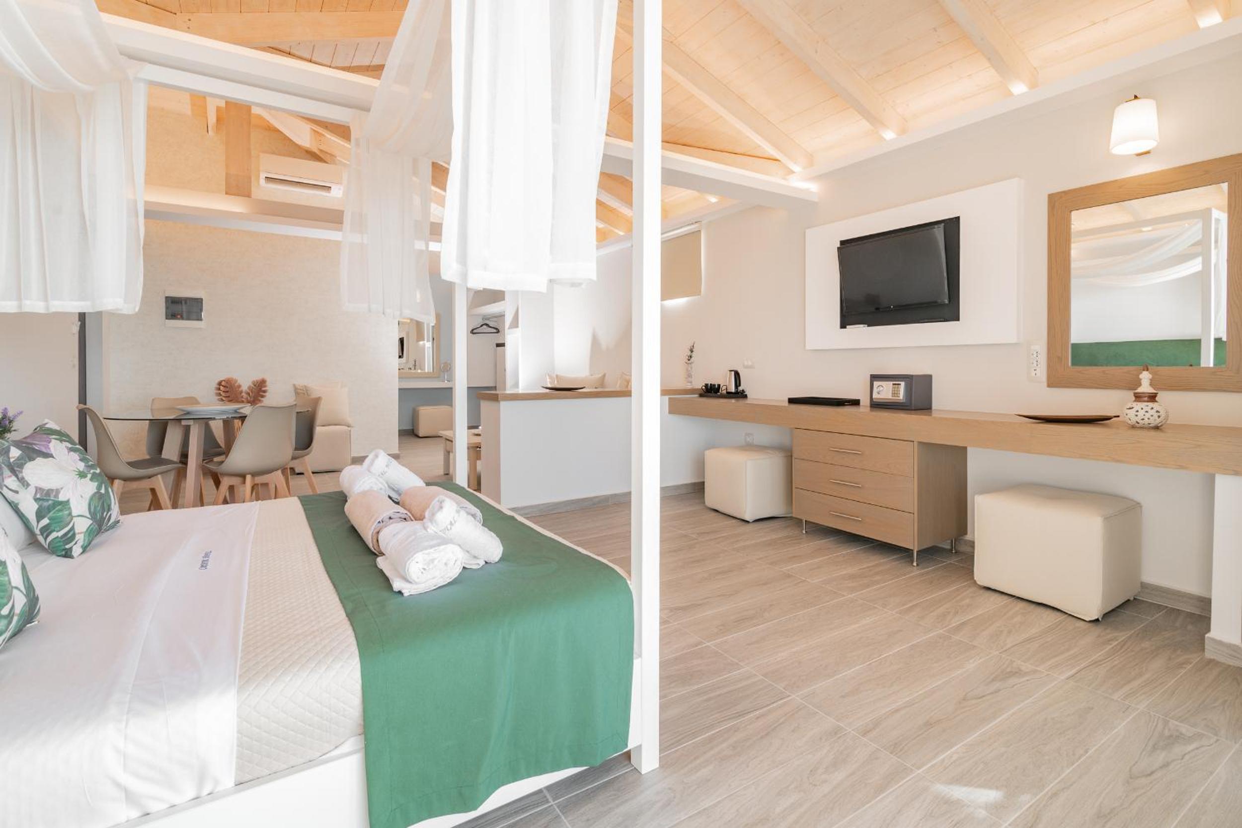 غرفة بسرير كوين بإطلالة على البحر، Crystal Beach Hotel 3/7