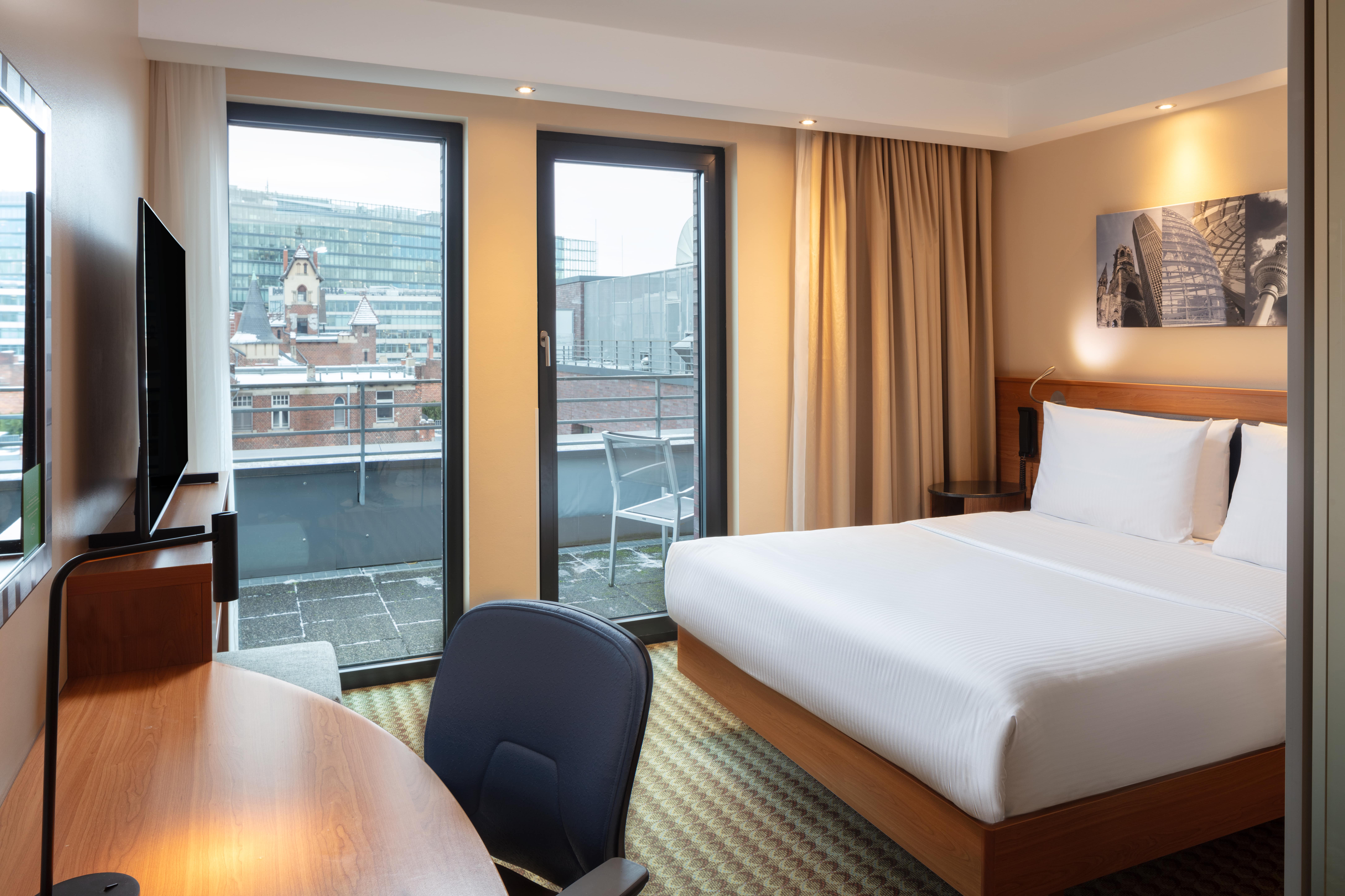 غرفة بسرير مزدوج بشرفة، Hampton by Hilton Berlin City West 2/5