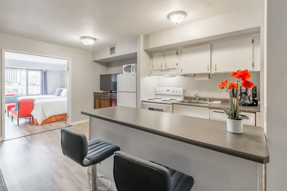 1Bd1Ba w BonusRM Stay Together Suites 45/62