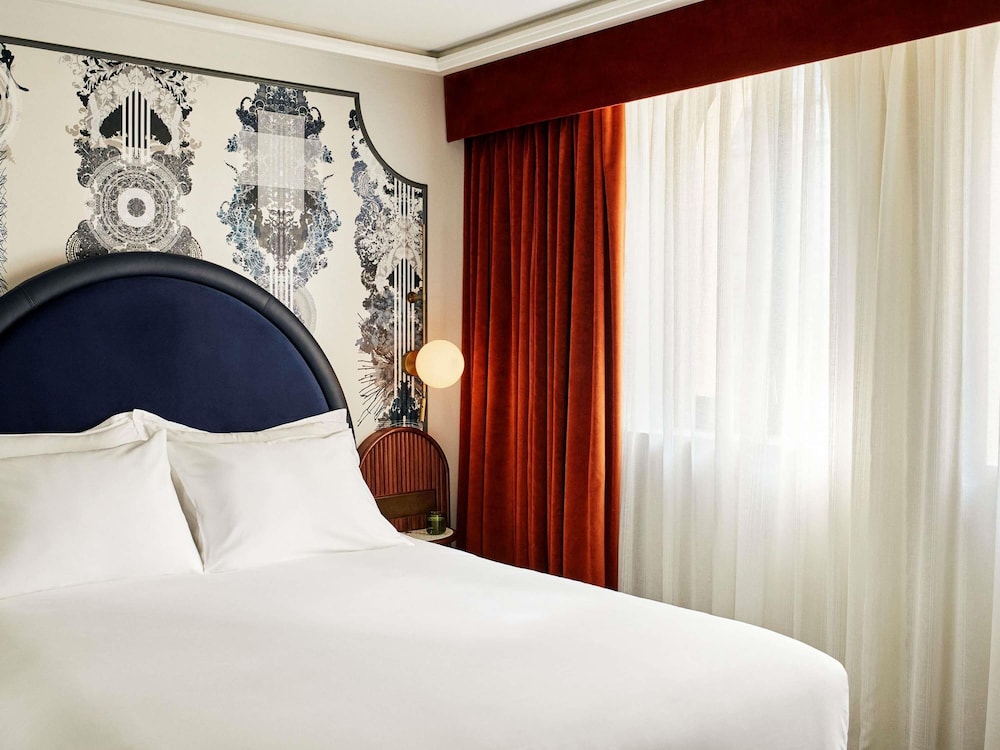 GENERAL ADMISSION, QUEEN BED, SPACIOUS