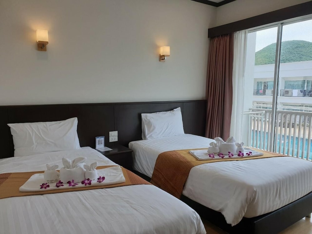 Superior, Twin Beds, Pool View