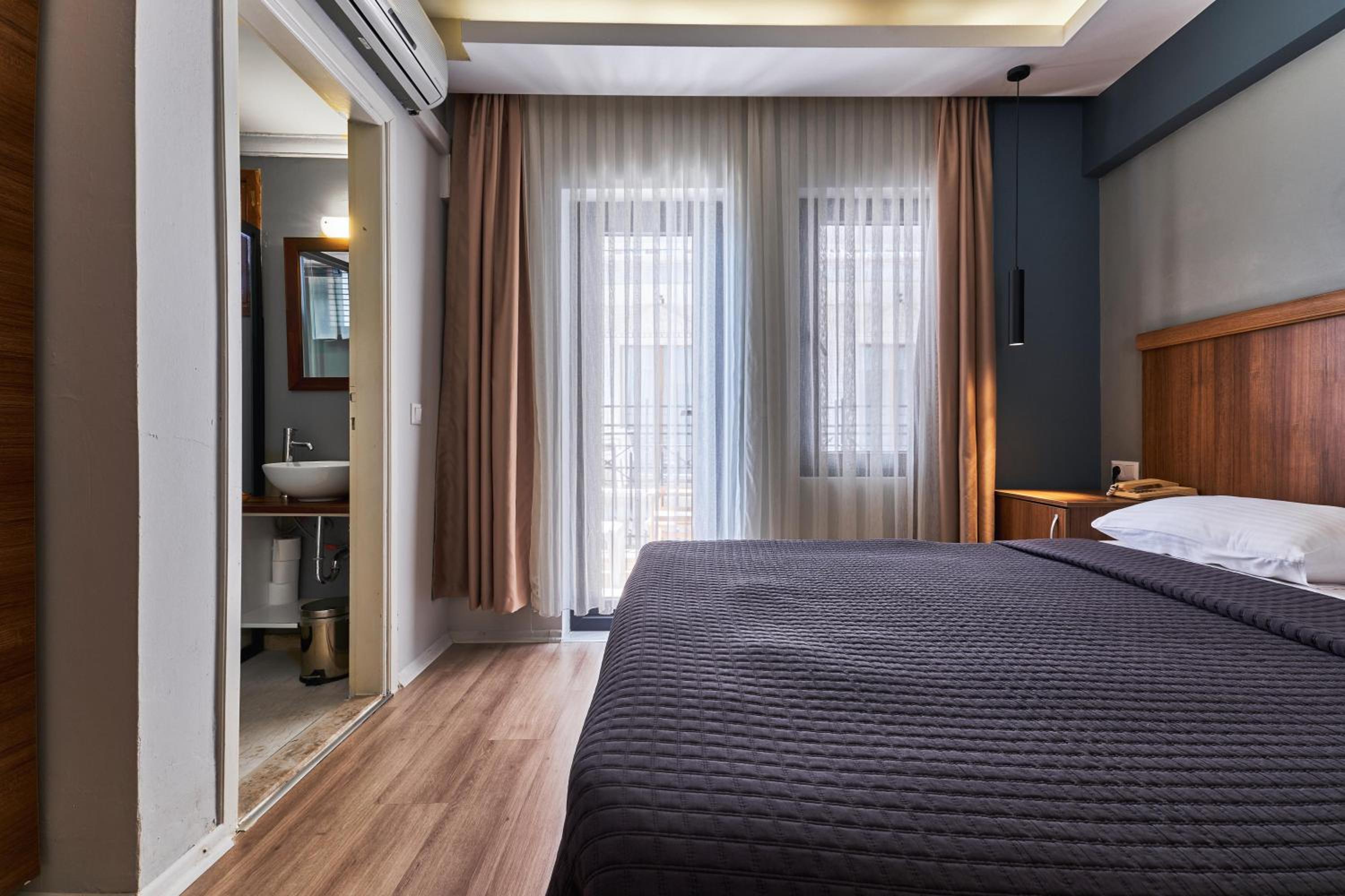 Standard, Double or Twin Bed, Side Sea View