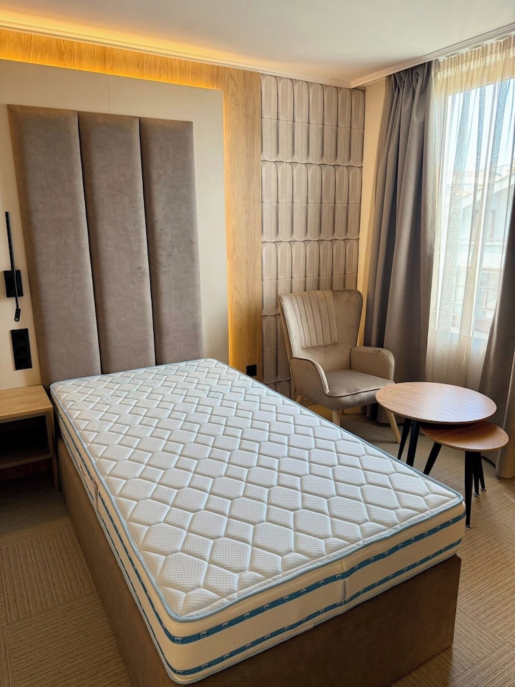 Hotel Luxor 12/50