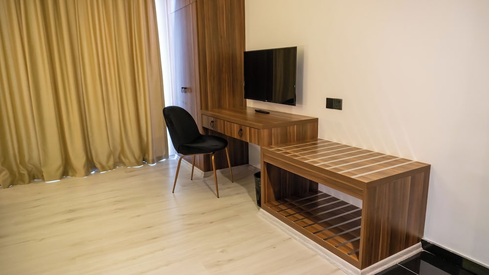 Crown Salamis Hotel 21/25