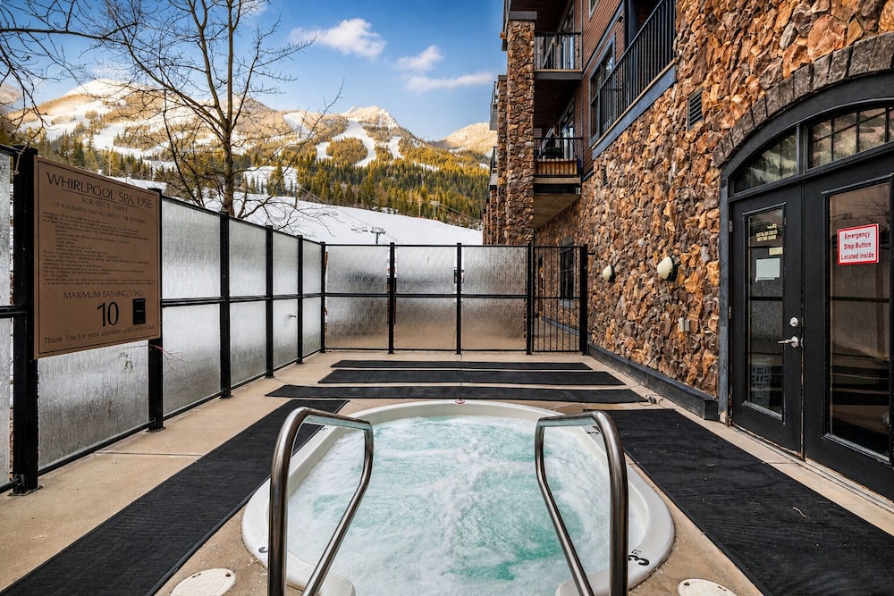 Glacier Mountaineer Lodge 15/32
