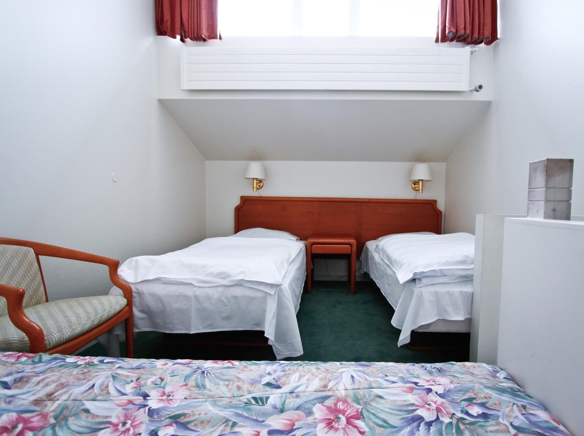 ROOM, QUINTUPLE, MULTIPLE BEDS