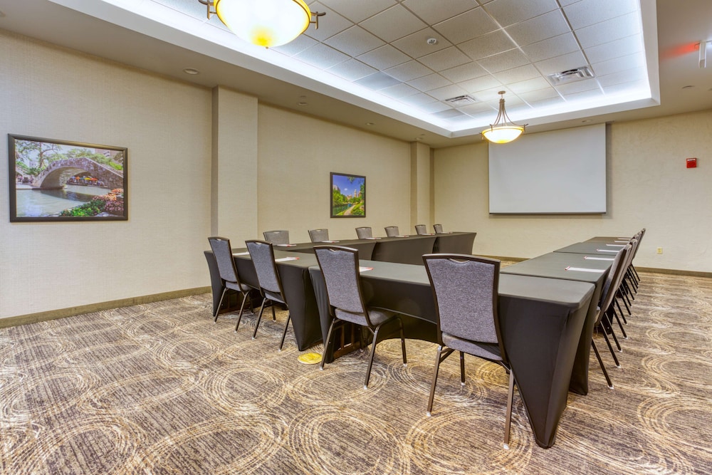 Drury Inn & Suites Near La Cantera Parkway 44/50