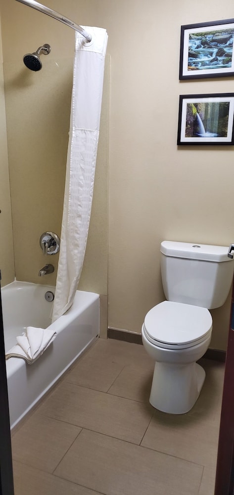 Comfort Inn Portland near I-84 and I-205 23/28