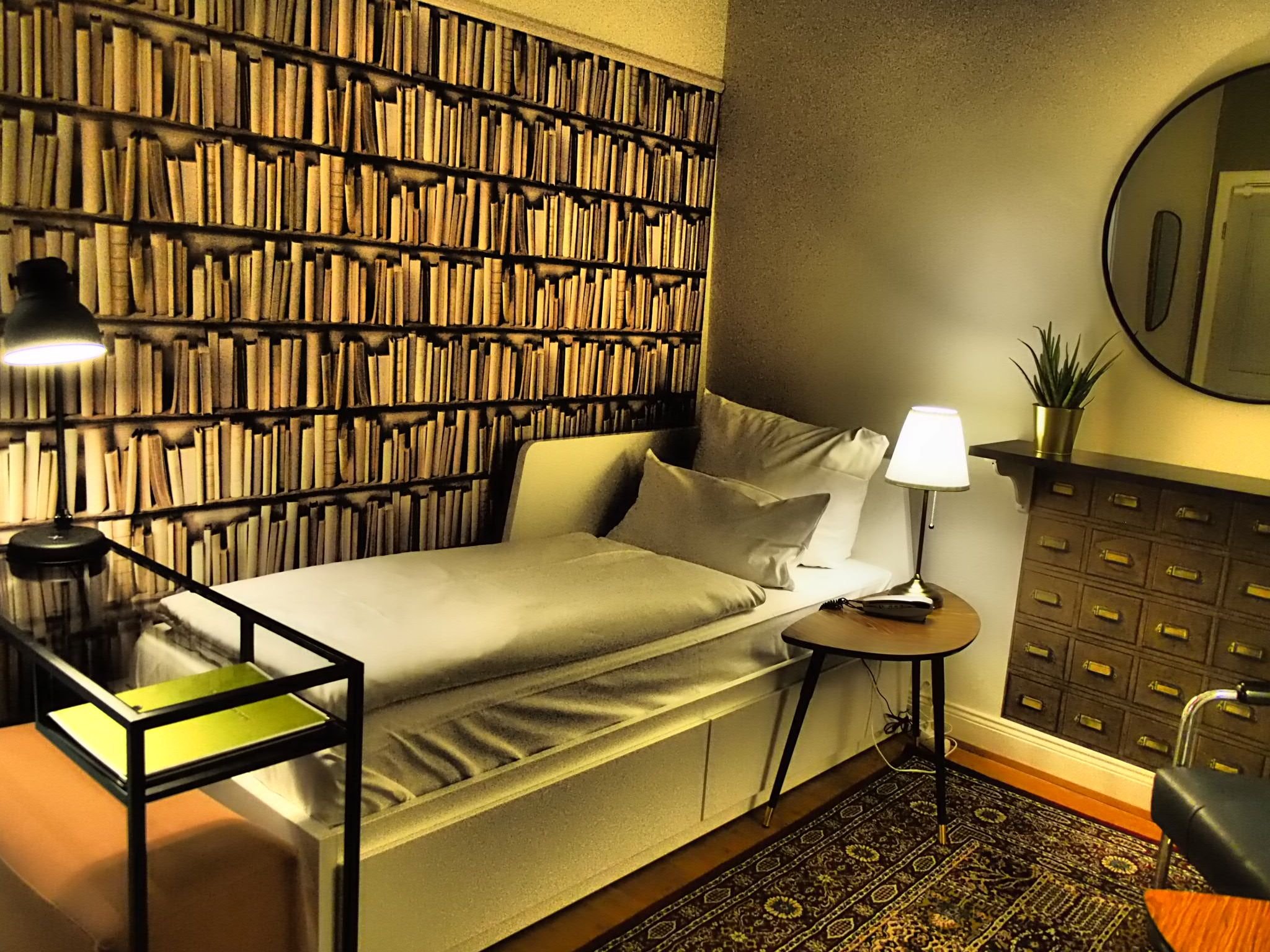 ROOM, SINGLE