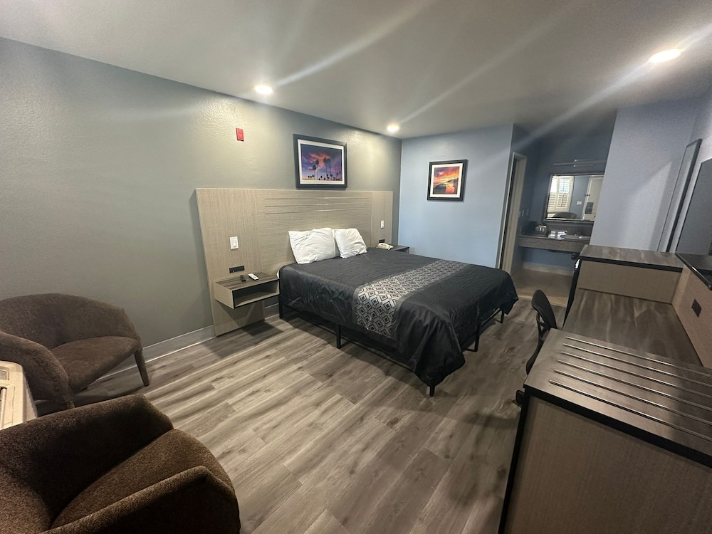 Orange Tustin Inn 32/62
