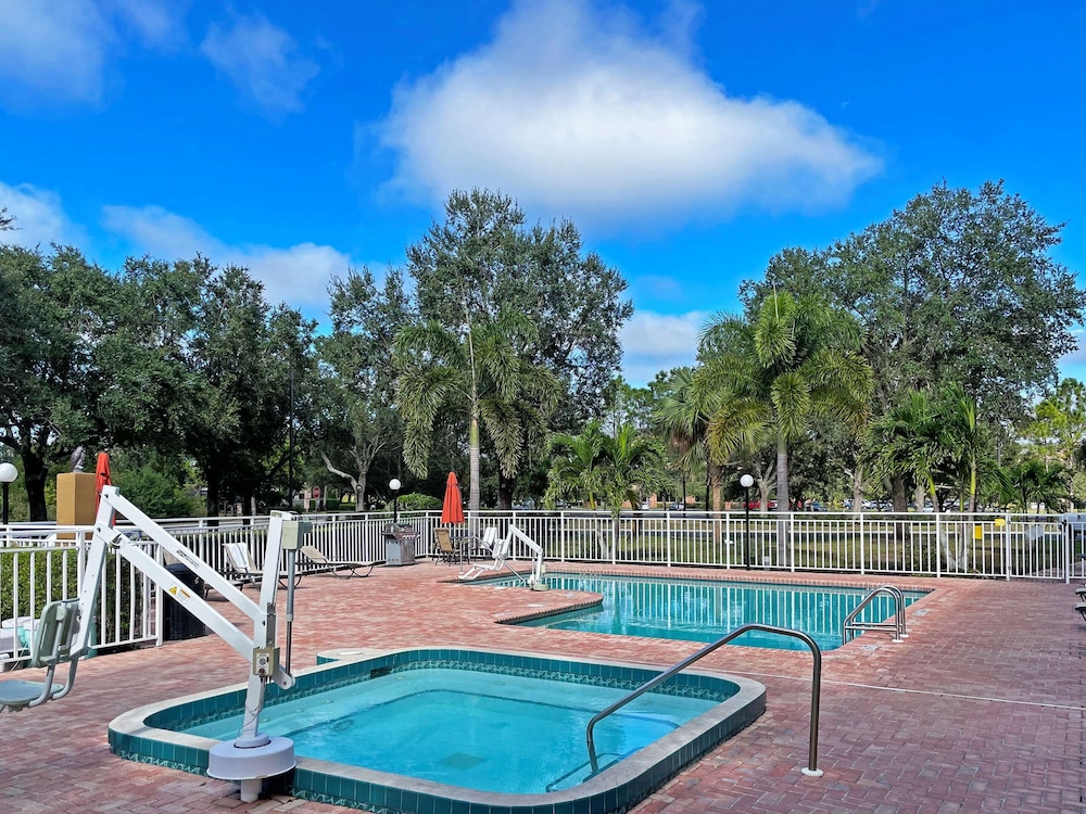 Comfort Inn & Suites Sarasota I75 28/44