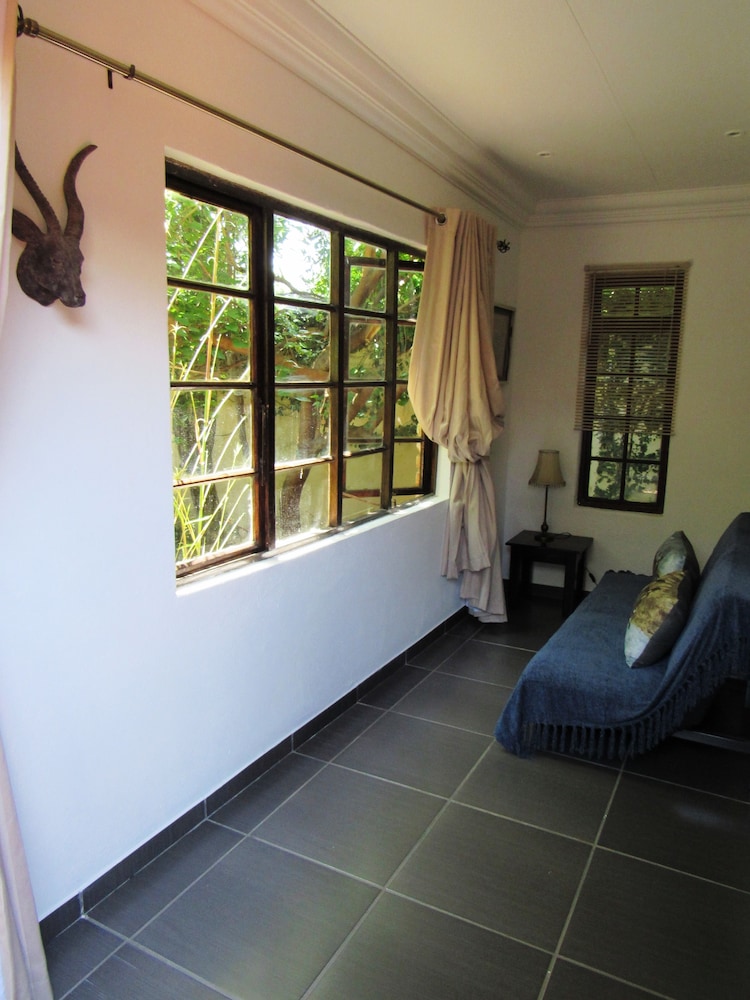 House On York Guest House 24/47