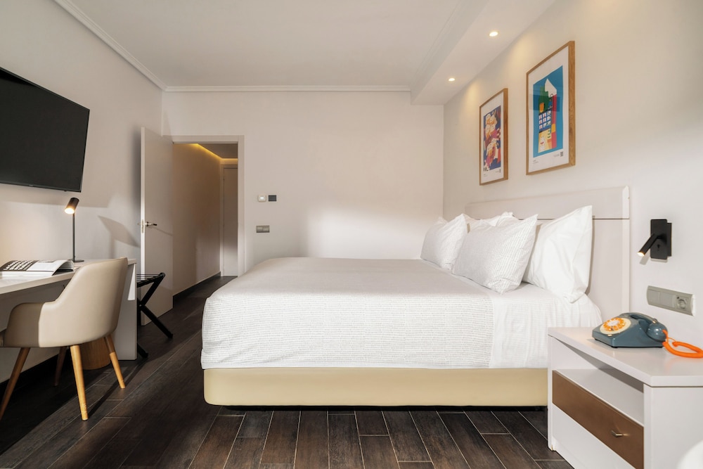 Connecting, Innside, 2 King Beds, Harbour View
