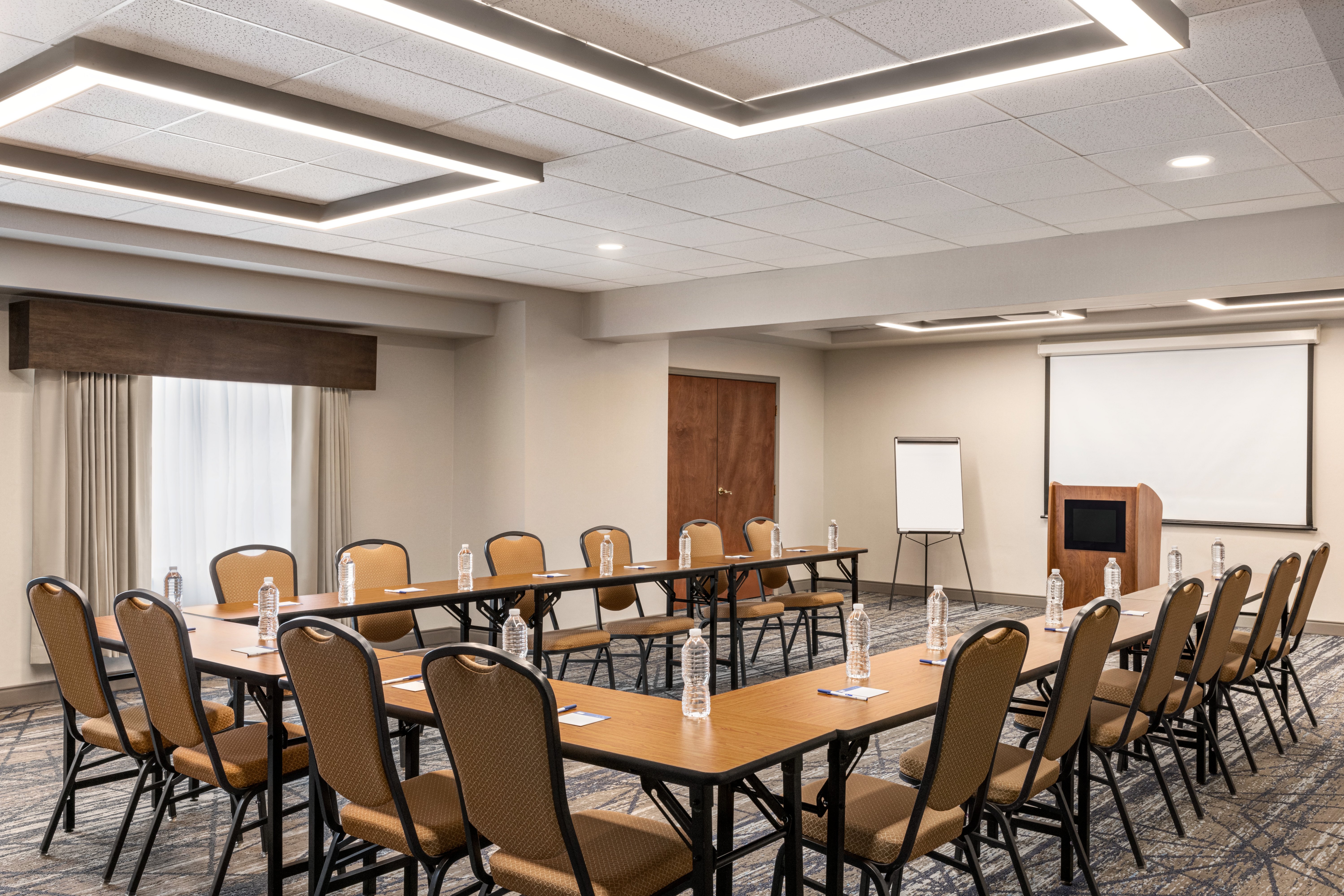 Holiday Inn Express And Suites Indianapolis W Airport Area 51/65