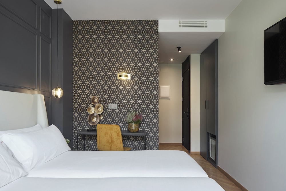 STANDARD, DOUBLE OR TWIN BED