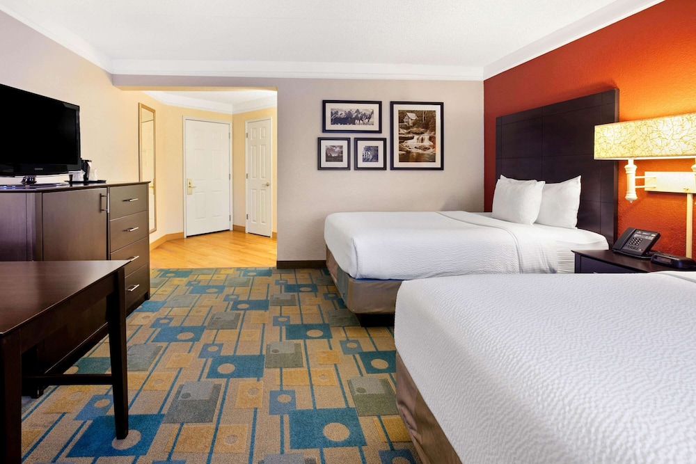 La Quinta Inn & Suites by Wyndham Dallas DFW Airport North 21/55