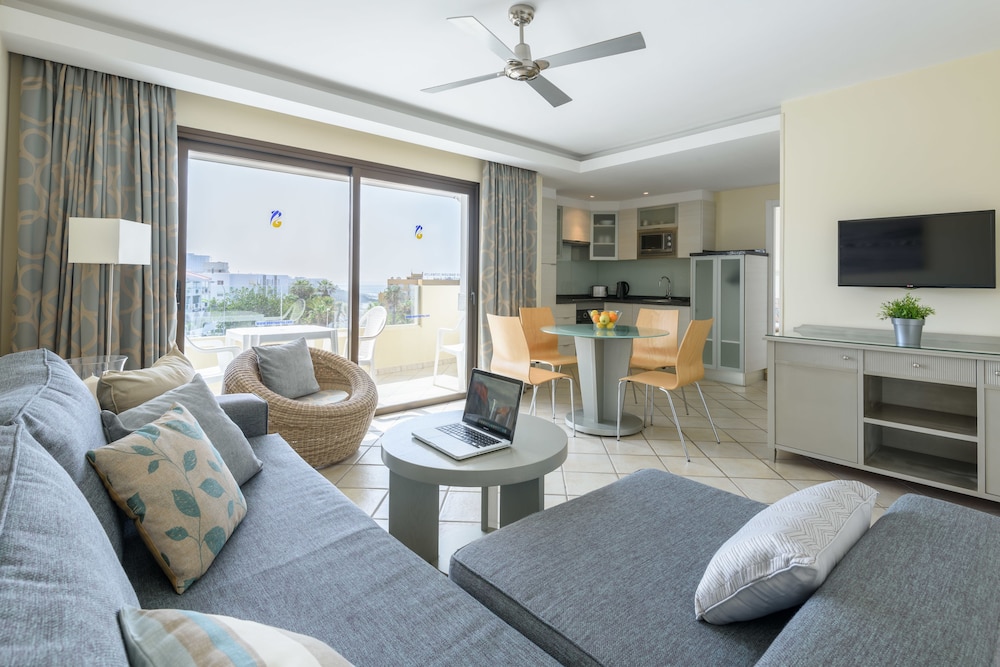 Perla Gris Aparthotel 44/68