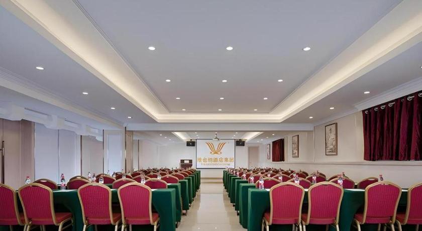 Vienna Hotel (Chongqing Shiqiaopu Metro Station) 49/58