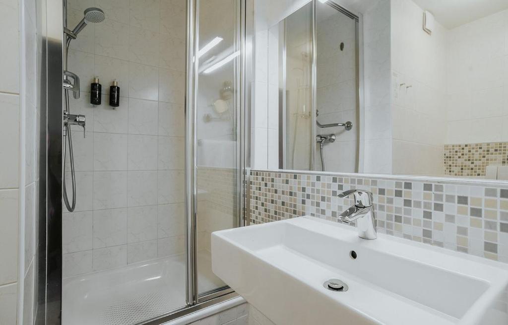 ROOM, DOUBLE OR TWIN BED, SMALL