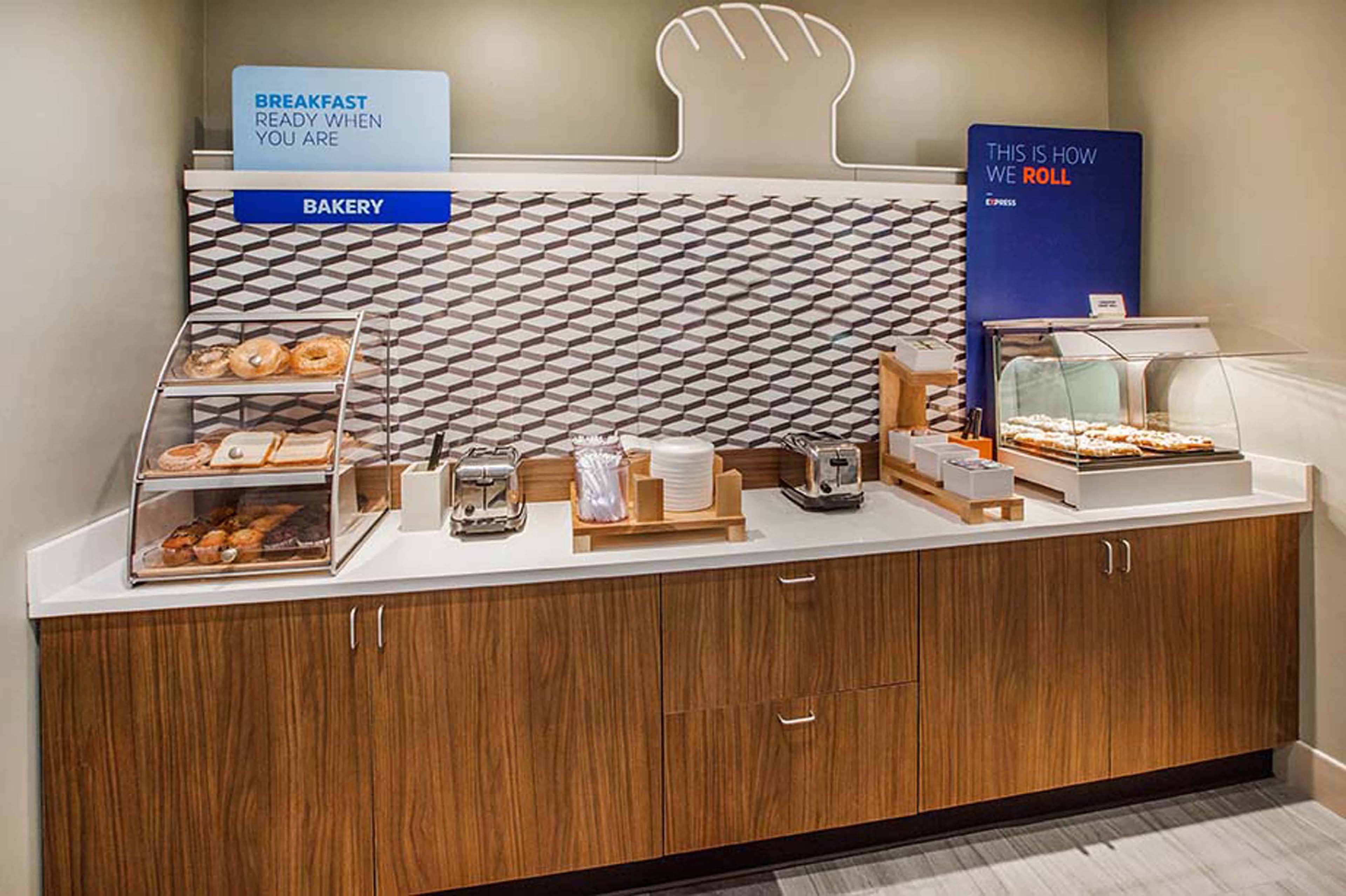 Holiday Inn Express & Suites Lake Havasu - London Bridge 12/63